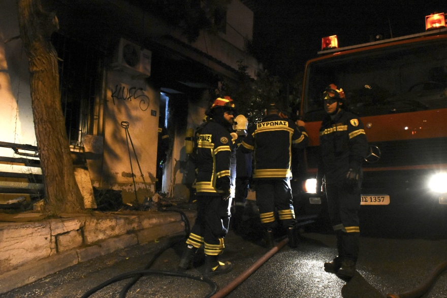 Φωτιά σε μονοκατοικία στον Βύρωνα - Επί ποδός η Πυροσβεστική