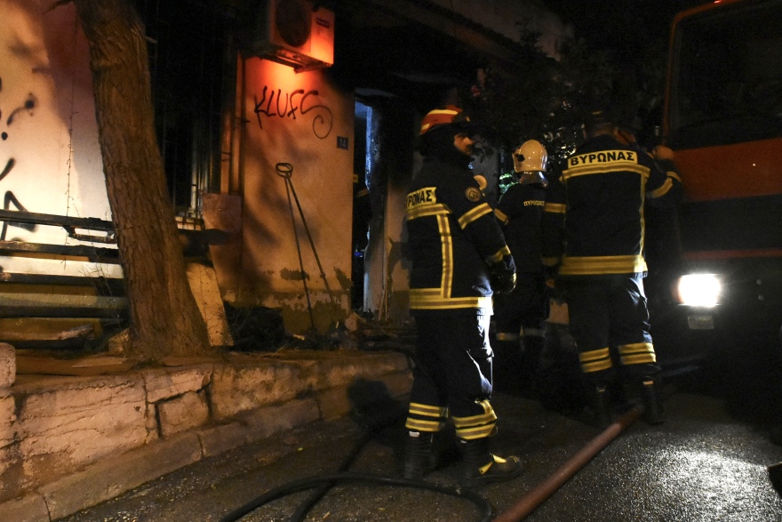 Φωτιά σε μονοκατοικία στον Βύρωνα - Επί ποδός η Πυροσβεστική