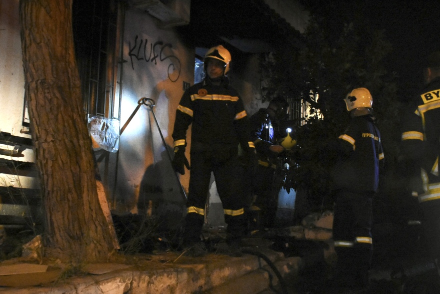 Φωτιά σε μονοκατοικία στον Βύρωνα - Επί ποδός η Πυροσβεστική