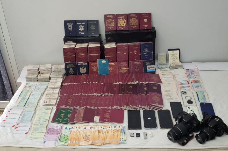 Εξαρθρώθηκε συμμορία που μετέφερε μετανάστες σε χώρες της Ευρώπης με πλαστά έγγραφα - Τρεις συλλήψεις