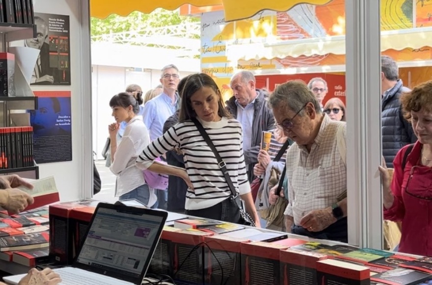 Ισπανία: Η Λετίθια επισκέφτηκε έκθεση βιβλίου στη Μαδρίτη και  έβγαλε selfies με πολίτες - Βίντεο