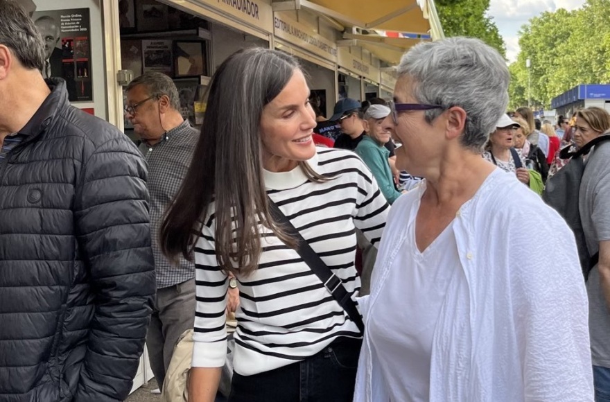 Ισπανία: Η Λετίθια επισκέφτηκε έκθεση βιβλίου στη Μαδρίτη και  έβγαλε selfies με πολίτες - Βίντεο