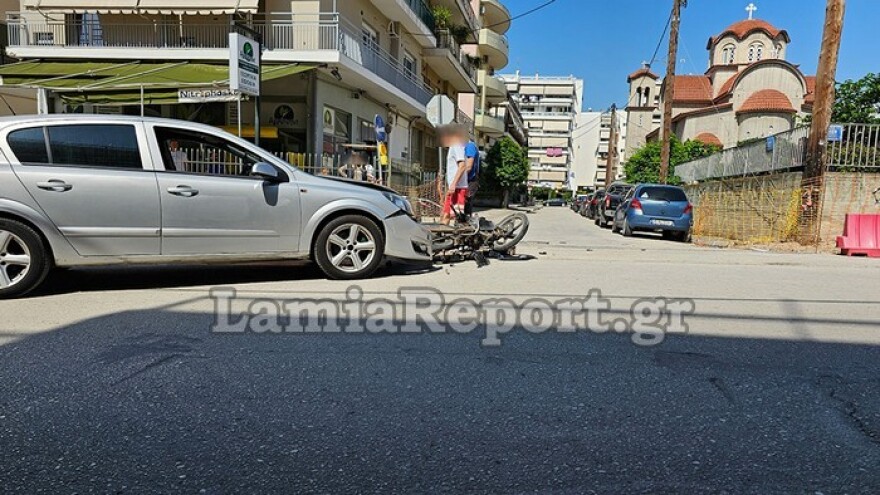 Λαμία: ΙΧ συγκρούστηκε με ντελιβερά - Ο δικυκλιστής μεταφέρθηκε στο νοσοκομείο