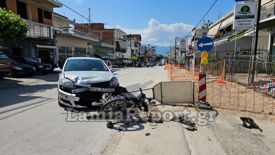 Λαμία: ΙΧ συγκρούστηκε με ντελιβερά - Ο δικυκλιστής μεταφέρθηκε στο νοσοκομείο