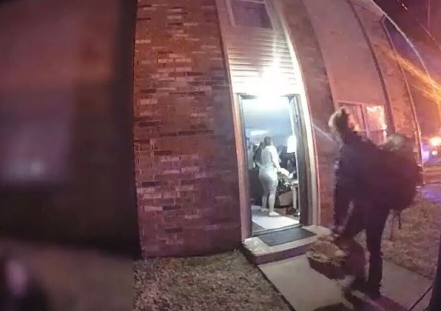 ΗΠΑ: Συγκλονιστικό βίντεο - Η στιγμή που 12χρονη συλλαμβάνεται για τον φόνο του 9χρονου αδελφού της