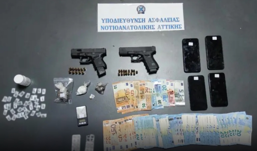 Επιχείρηση της ΕΛ.ΑΣ στο Μαρκόπουλο: Συνελήφθησαν 3 φυγόποινοι και άλλα 2 άτομα