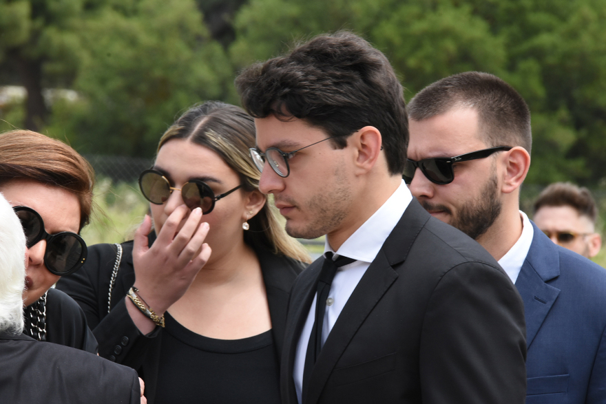 Με το «τελευταίο βράδυ μου» του Καζαντζίδη αποχαιρέτησαν τον Θεόδωρο Πάγκαλο - Δείτε φωτογραφίες 