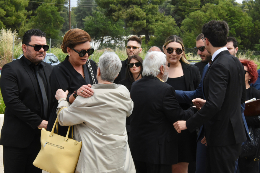 Με το «τελευταίο βράδυ μου» του Καζαντζίδη αποχαιρέτησαν τον Θεόδωρο Πάγκαλο - Δείτε φωτογραφίες 