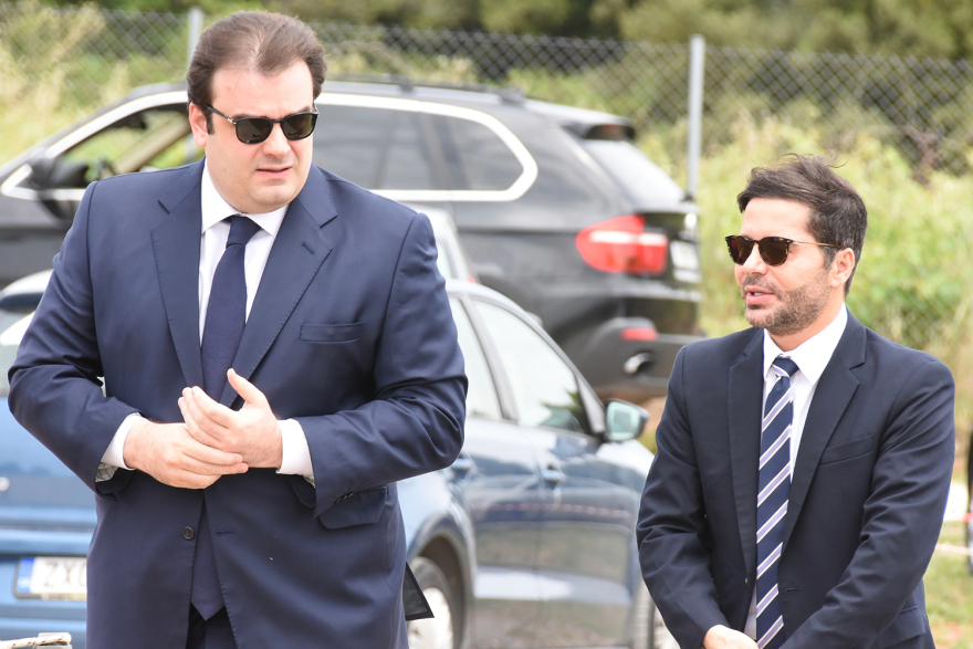 Με το «τελευταίο βράδυ μου» του Καζαντζίδη αποχαιρέτησαν τον Θεόδωρο Πάγκαλο - Δείτε φωτογραφίες 