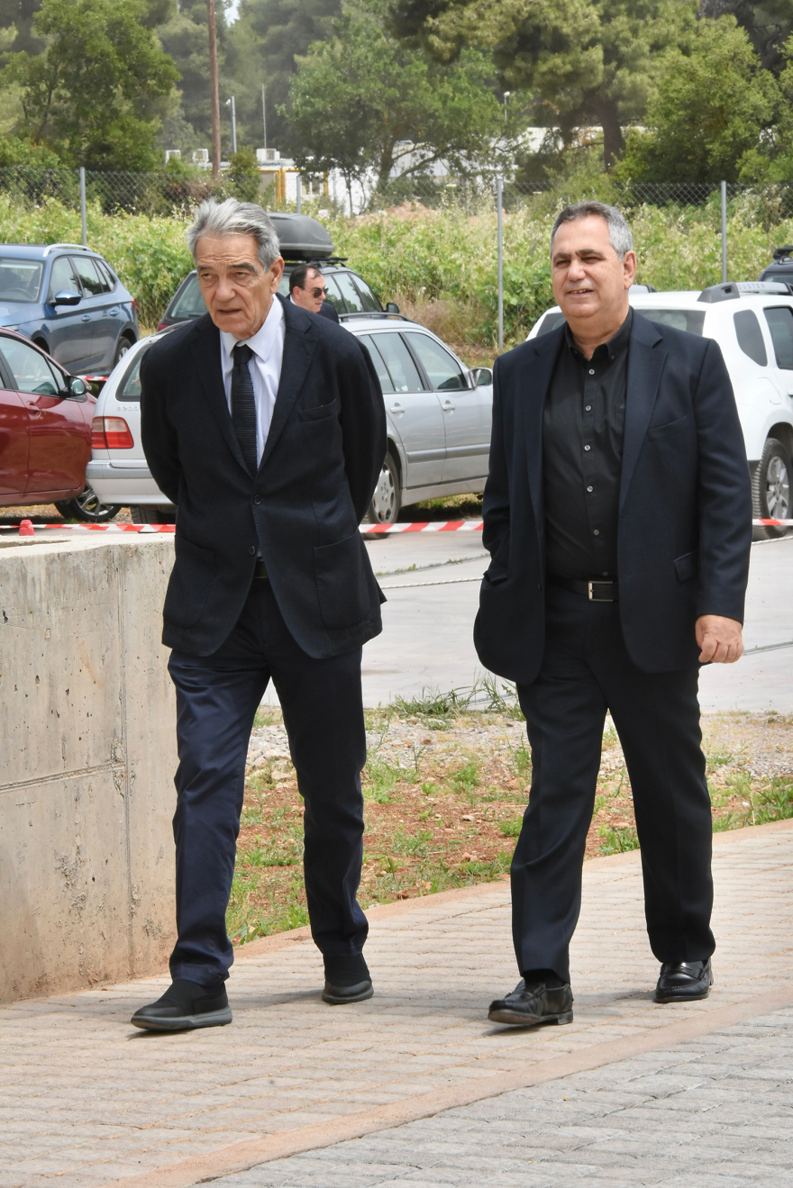 Με το «τελευταίο βράδυ μου» του Καζαντζίδη αποχαιρέτησαν τον Θεόδωρο Πάγκαλο - Δείτε φωτογραφίες 