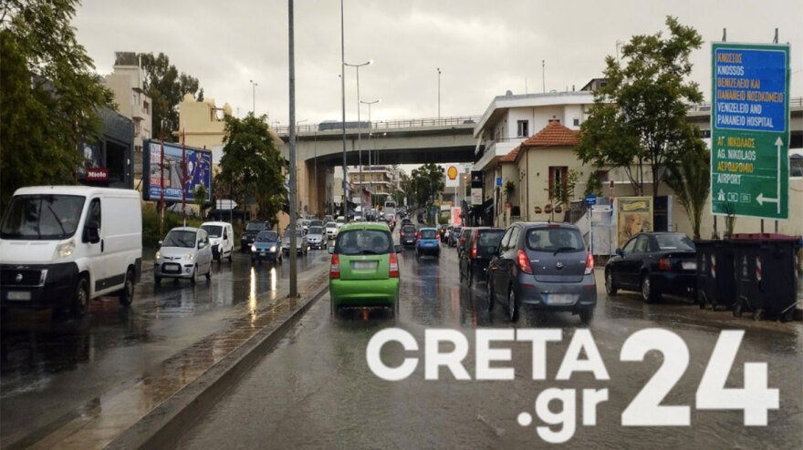 Καιρός - Κακοκαιρία: Γέμισαν νερά οι δρόμοι στο Ηράκλειο της Κρήτης