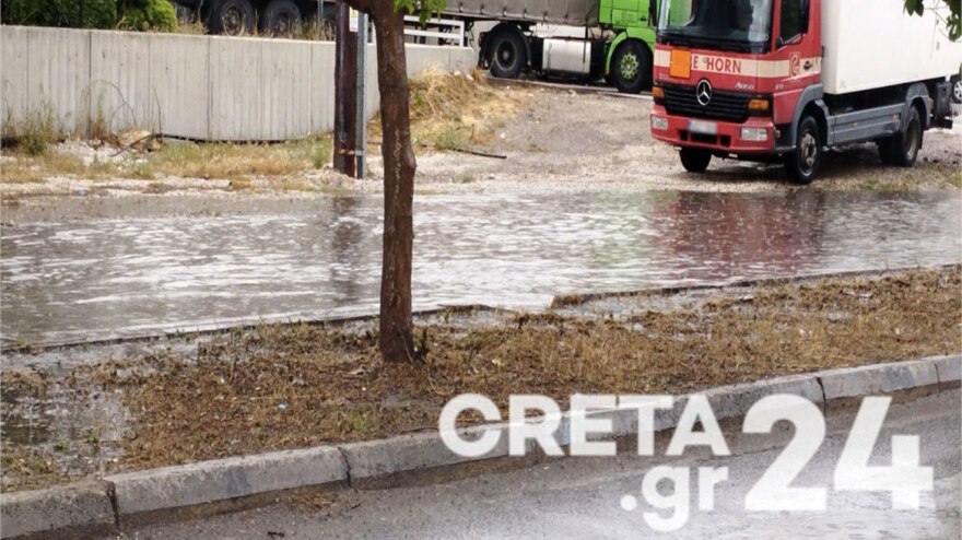 Καιρός - Κακοκαιρία: Γέμισαν νερά οι δρόμοι στο Ηράκλειο της Κρήτης