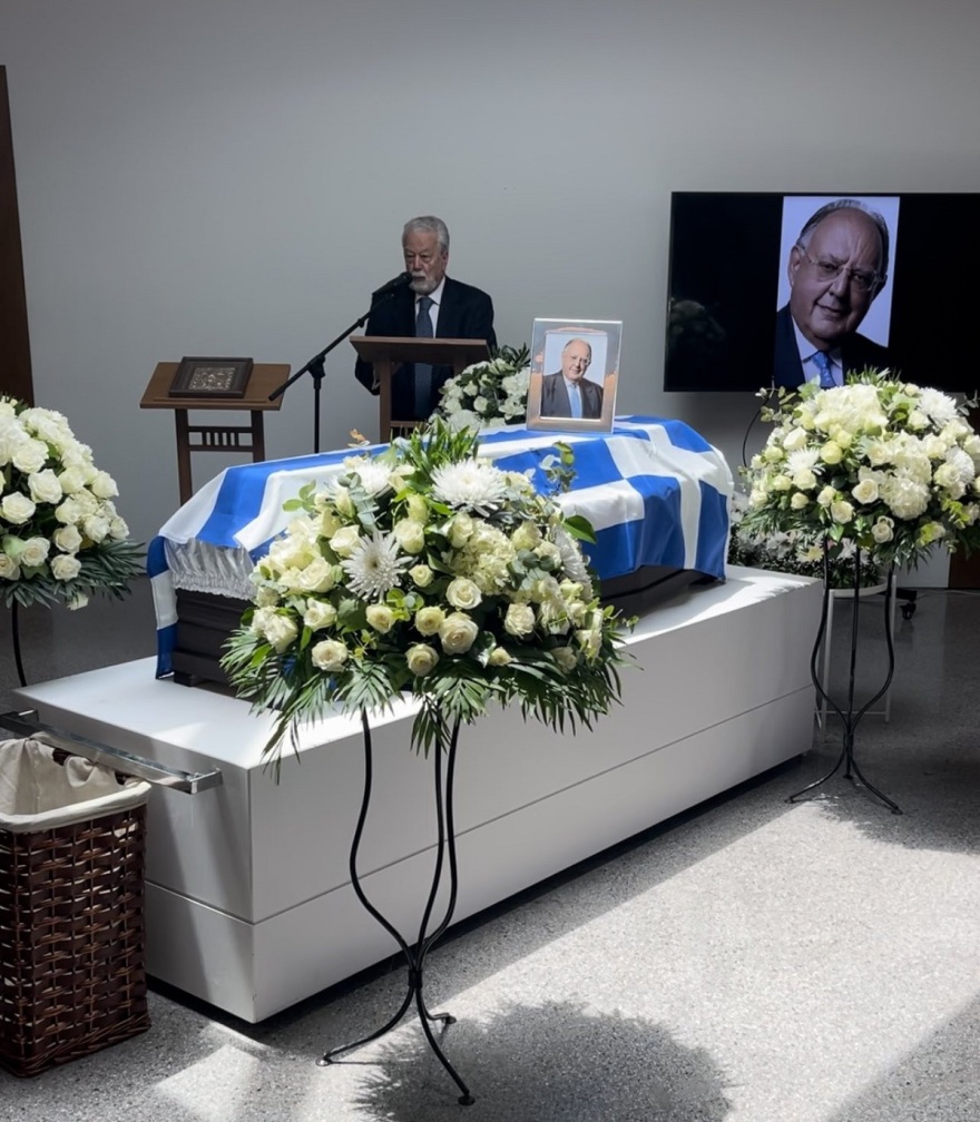 Με το «τελευταίο βράδυ μου» του Καζαντζίδη αποχαιρέτησαν τον Θεόδωρο Πάγκαλο - Δείτε φωτογραφίες 