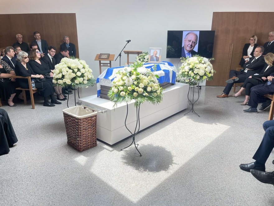 Με το «τελευταίο βράδυ μου» του Καζαντζίδη αποχαιρέτησαν τον Θεόδωρο Πάγκαλο - Δείτε φωτογραφίες 