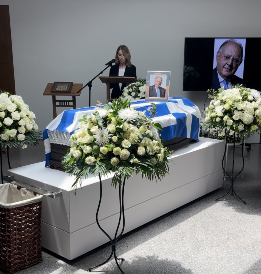 Με το «τελευταίο βράδυ μου» του Καζαντζίδη αποχαιρέτησαν τον Θεόδωρο Πάγκαλο - Δείτε φωτογραφίες 