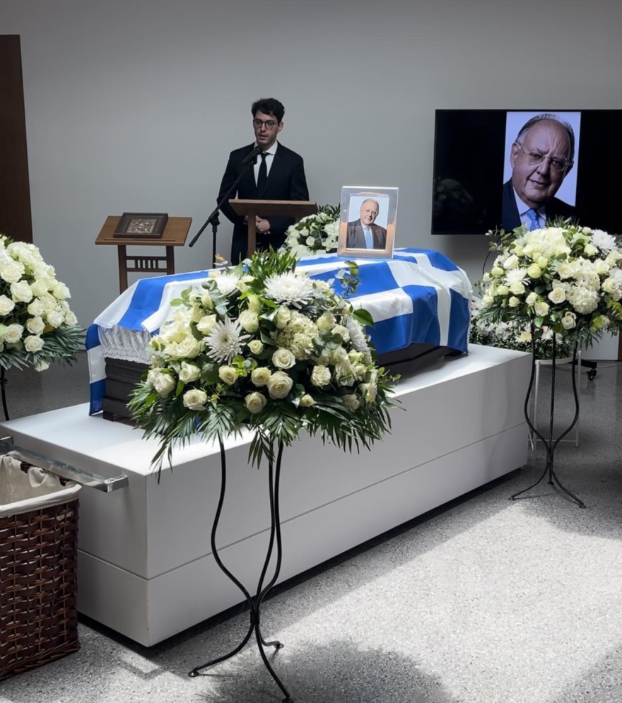 Με το «τελευταίο βράδυ μου» του Καζαντζίδη αποχαιρέτησαν τον Θεόδωρο Πάγκαλο - Δείτε φωτογραφίες 