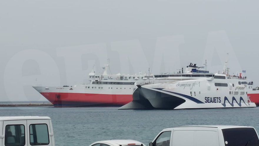 Σύγκρουση επιβατηγών πλοίων στο λιμάνι της Τήνου - Δείτε φωτογραφίες