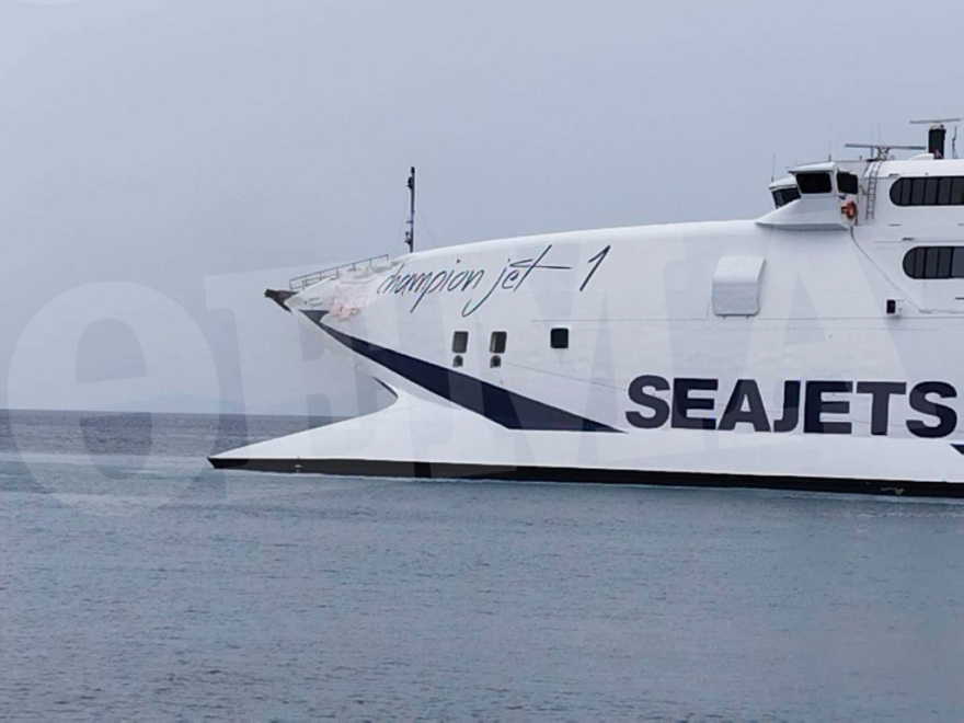 Σύγκρουση επιβατηγών πλοίων στο λιμάνι της Τήνου - Δείτε φωτογραφίες