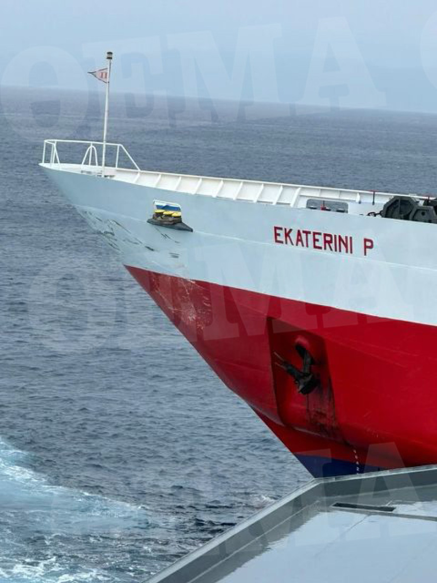 Σύγκρουση επιβατηγών πλοίων στο λιμάνι της Τήνου - Δείτε φωτογραφίες