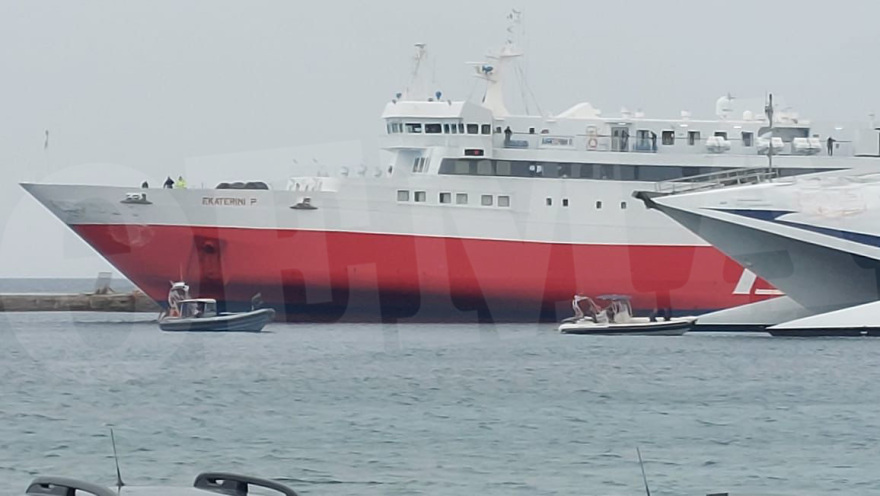 Σύγκρουση επιβατηγών πλοίων στο λιμάνι της Τήνου - Δείτε φωτογραφίες