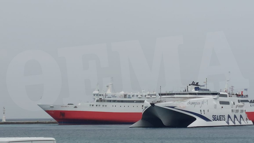 Σύγκρουση επιβατηγών πλοίων στο λιμάνι της Τήνου - Δείτε φωτογραφίες