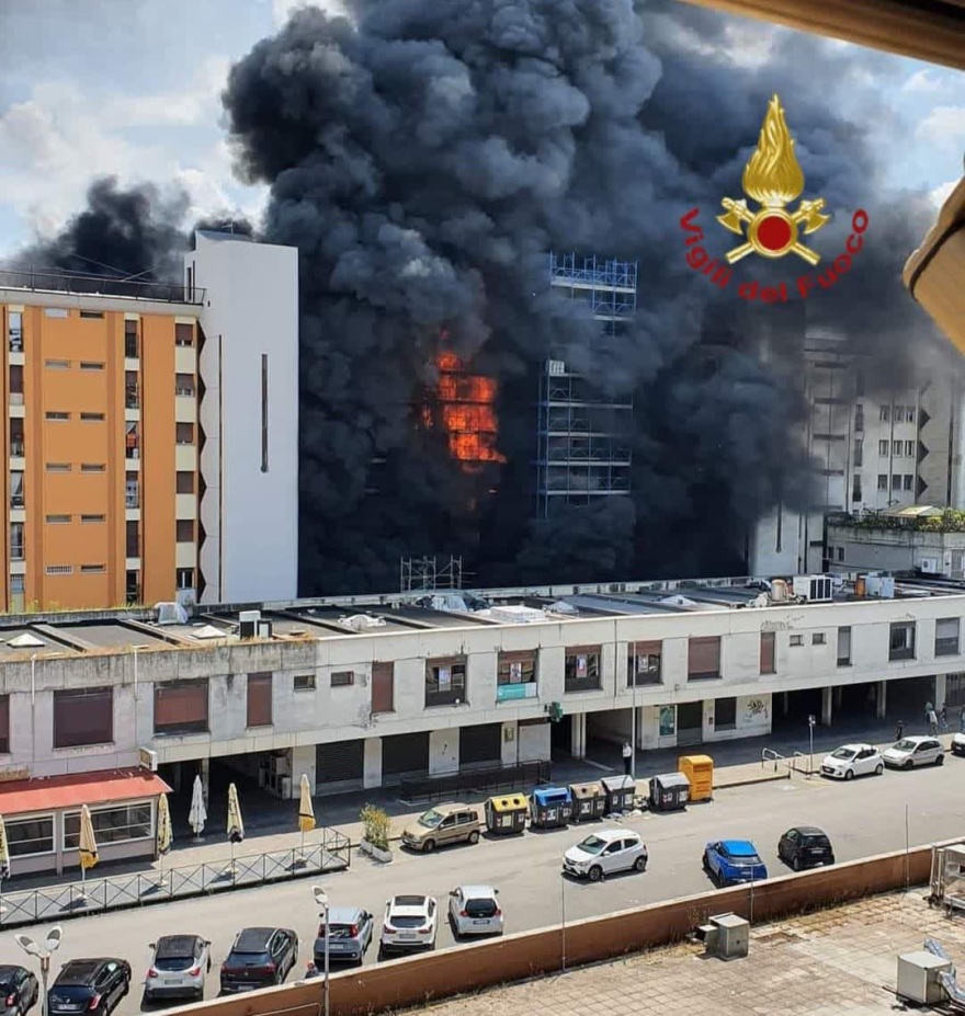 Ιταλία:  Στις φλόγες επταώροφο κτίριο μετά από έκρηξη στο κέντρο της Ρώμης - Μια νεκρή και τουλάχιστον 17 τραυματίες