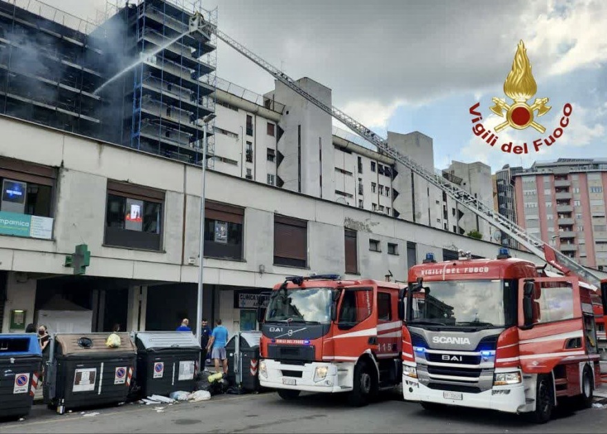 Ιταλία:  Στις φλόγες επταώροφο κτίριο μετά από έκρηξη στο κέντρο της Ρώμης - Μια νεκρή και τουλάχιστον 17 τραυματίες