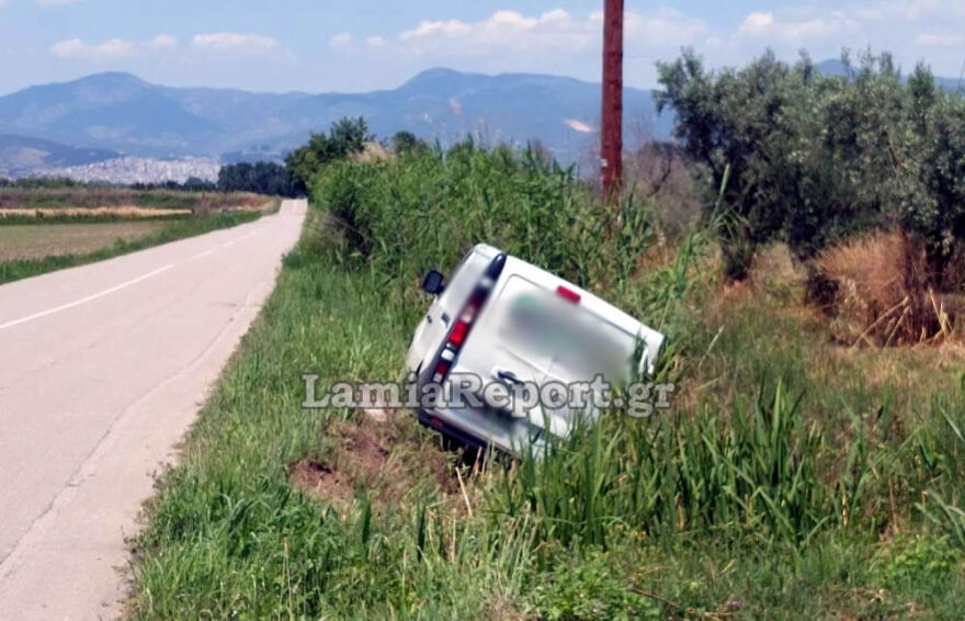 Λαμία: Αυτοκίνητο έπεσε σε χαντάκι - «Άγιο» είχε ο οδηγός, δείτε φωτογραφίες