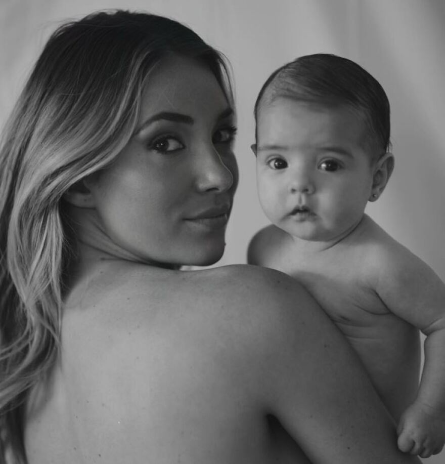  Αλίς Καμπέλο: Η σύζυγος του Μοράτα πόζαρε γυμνόστηθη με την μικρή της κόρη 