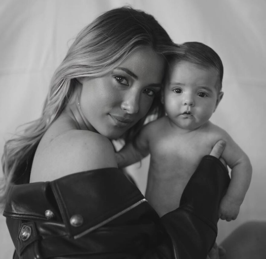  Αλίς Καμπέλο: Η σύζυγος του Μοράτα πόζαρε γυμνόστηθη με την μικρή της κόρη 