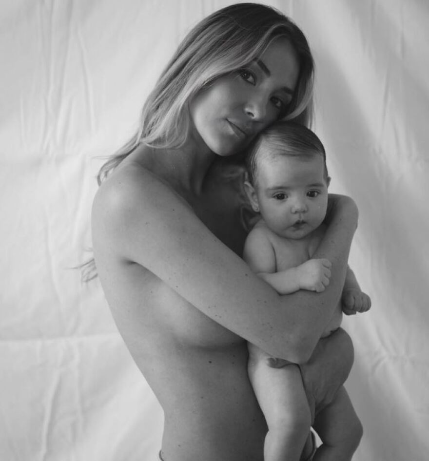  Αλίς Καμπέλο: Η σύζυγος του Μοράτα πόζαρε γυμνόστηθη με την μικρή της κόρη 