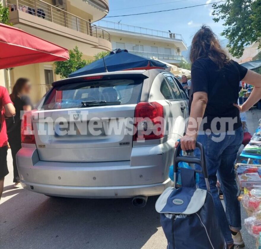 Βόλος: Αυτοκίνητο που οδηγούσε ιερέας «μπούκαρε» σε λαϊκή και παρέσυρε μια γυναίκα