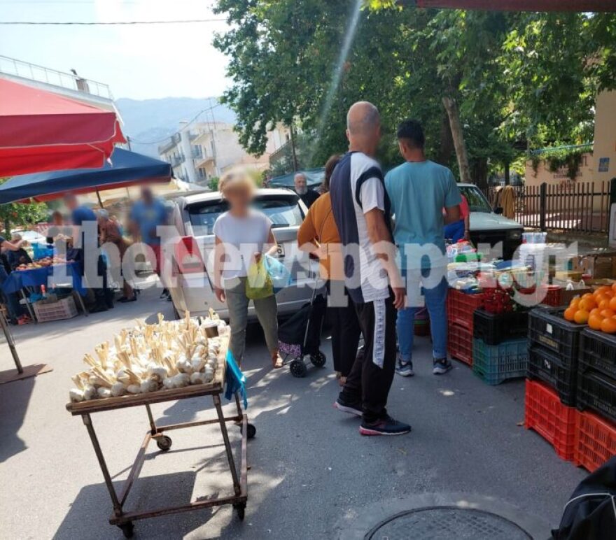 Βόλος: Αυτοκίνητο που οδηγούσε ιερέας «μπούκαρε» σε λαϊκή και παρέσυρε μια γυναίκα