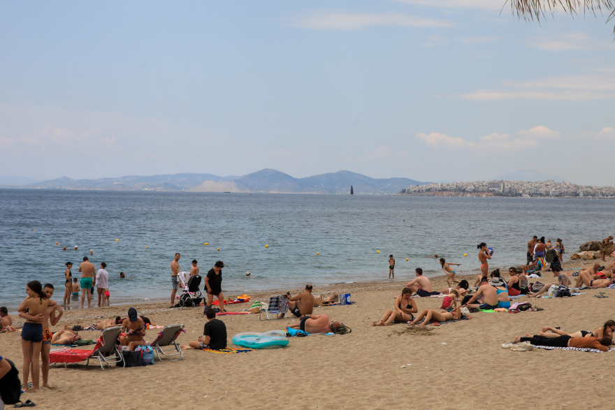 Καιρός: Στις παραλίες της Αττικής ξεχύθηκαν όσοι δεν έφυγαν για το τριήμερο - 30άρια και αύριο 