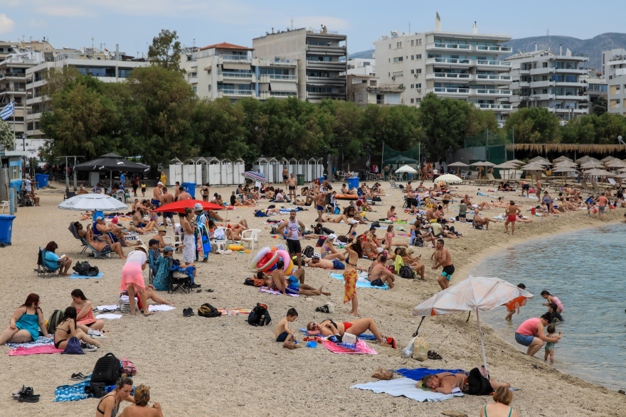 Καιρός: Στις παραλίες της Αττικής ξεχύθηκαν όσοι δεν έφυγαν για το τριήμερο - 30άρια και αύριο 