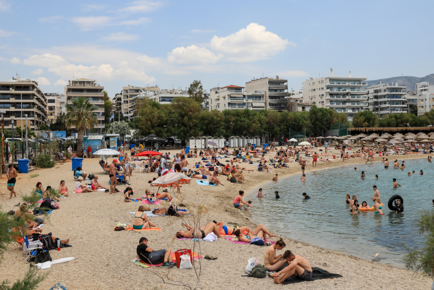 Καιρός: Στις παραλίες της Αττικής ξεχύθηκαν όσοι δεν έφυγαν για το τριήμερο - 30άρια και αύριο 