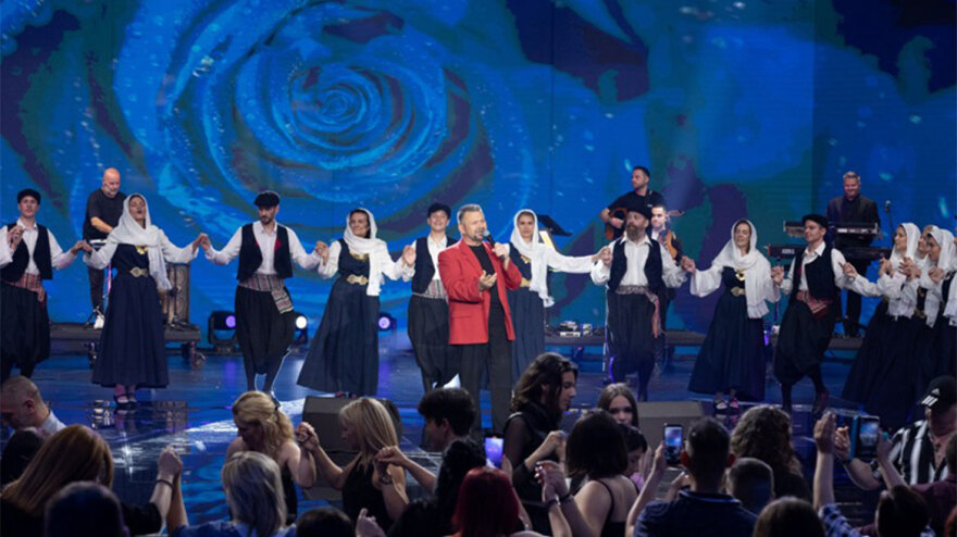 Οι εκπλήξεις του Νίκου Κοκλώνη στο J2US: Η είσοδος της Καλομοίρας, τα γενέθλια Παπαμιχαήλ, το πάρτι στο backstage και η ανατροπή 