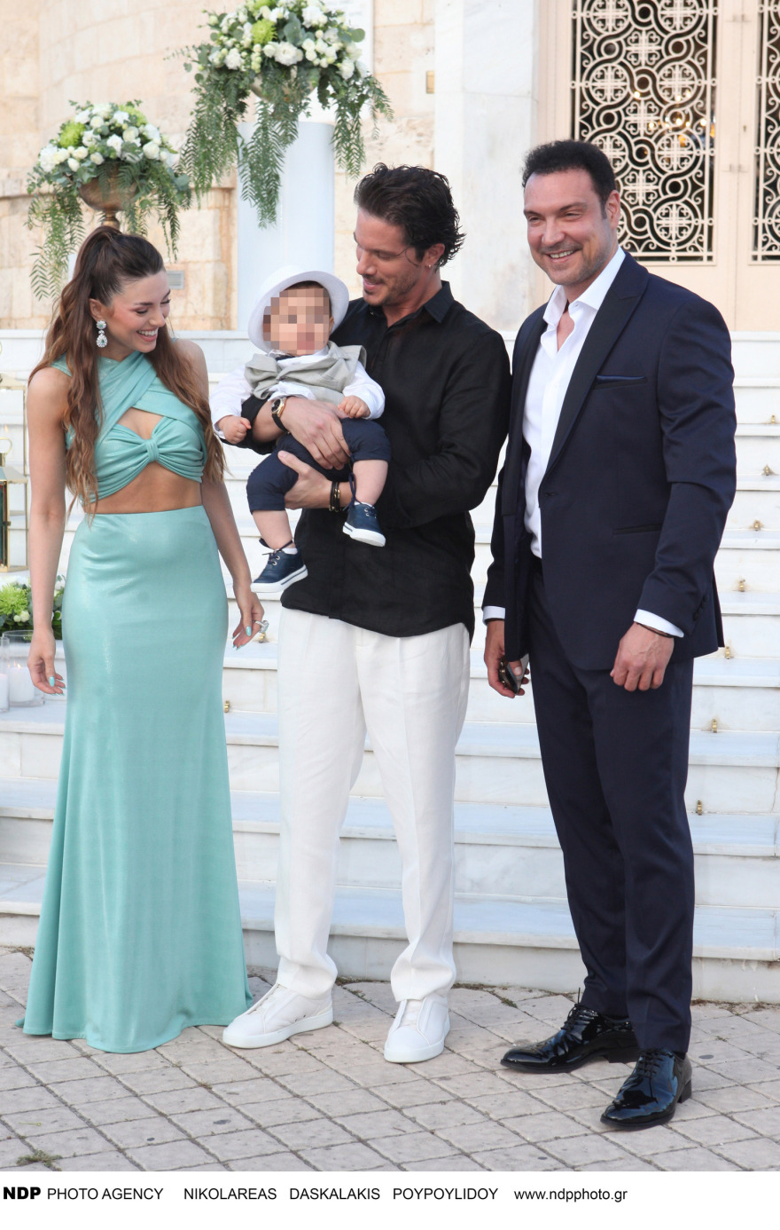 Νίκος Οικονομόπουλος: Τραγουδά αγκαλιά με το βαφτιστήρι του - Δείτε το βίντεο