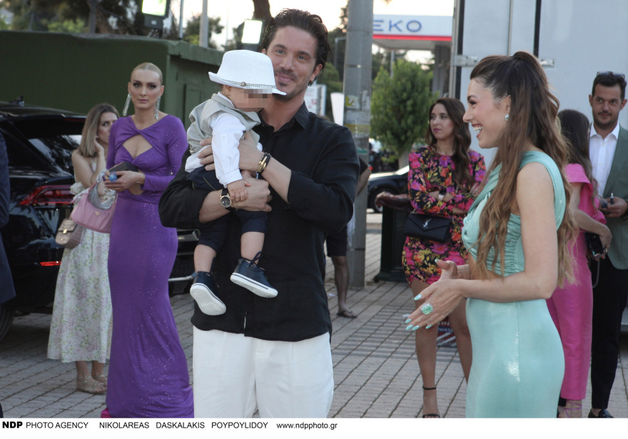 Νίκος Οικονομόπουλος: Τραγουδά αγκαλιά με το βαφτιστήρι του - Δείτε το βίντεο