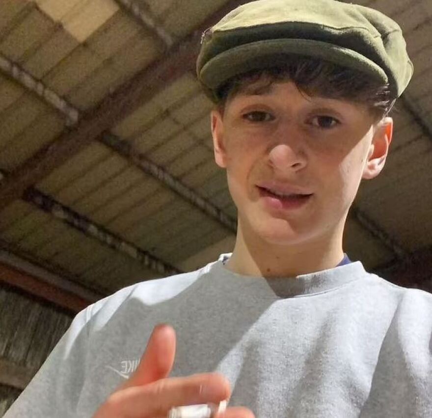 Βρετανία: Τρακτέρ που οδηγούσε 19χρονος υπό την επήρεια ναρκωτικών «έλιωσε» αυτοκίνητο - Γλίτωσε από θαύμα ο οδηγός