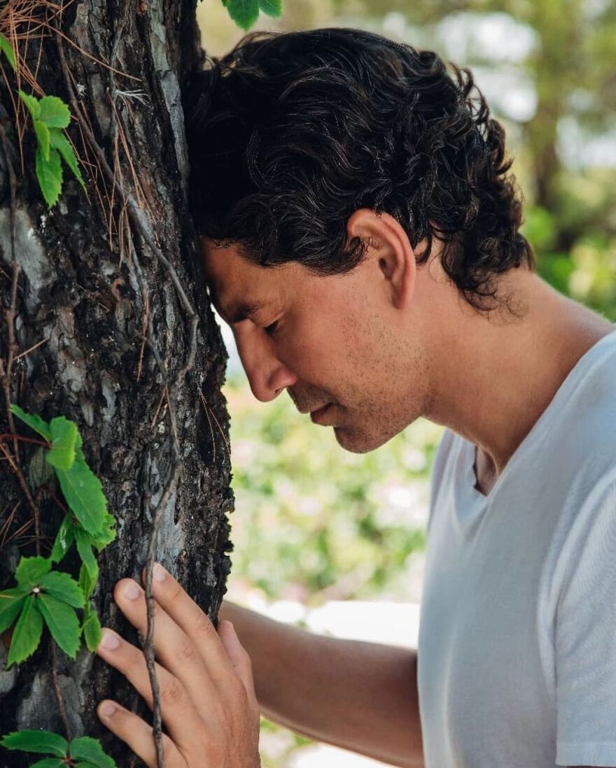 Σάκης Ρουβάς: Έπιασε την τσάπα και έστειλε το δικό του μήνυμα για την προστασία του περιβάλλοντος