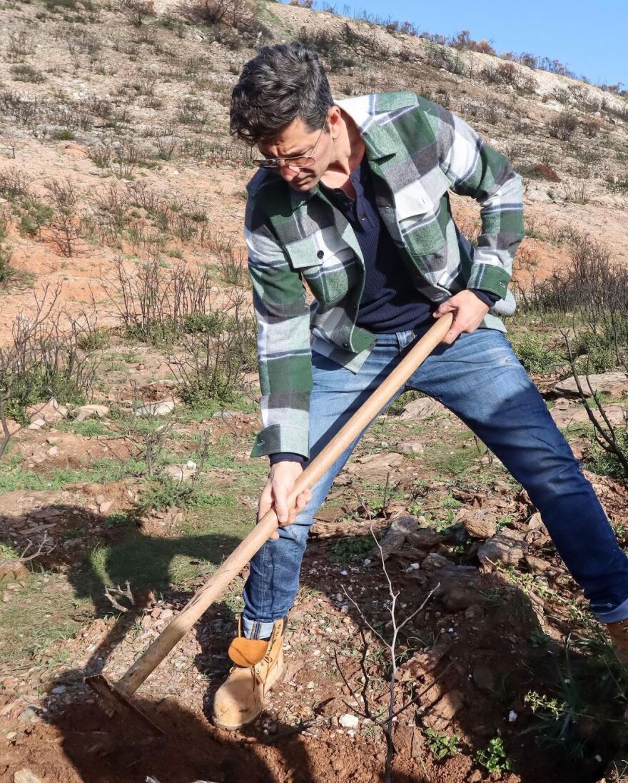 Σάκης Ρουβάς: Έπιασε την τσάπα και έστειλε το δικό του μήνυμα για την προστασία του περιβάλλοντος