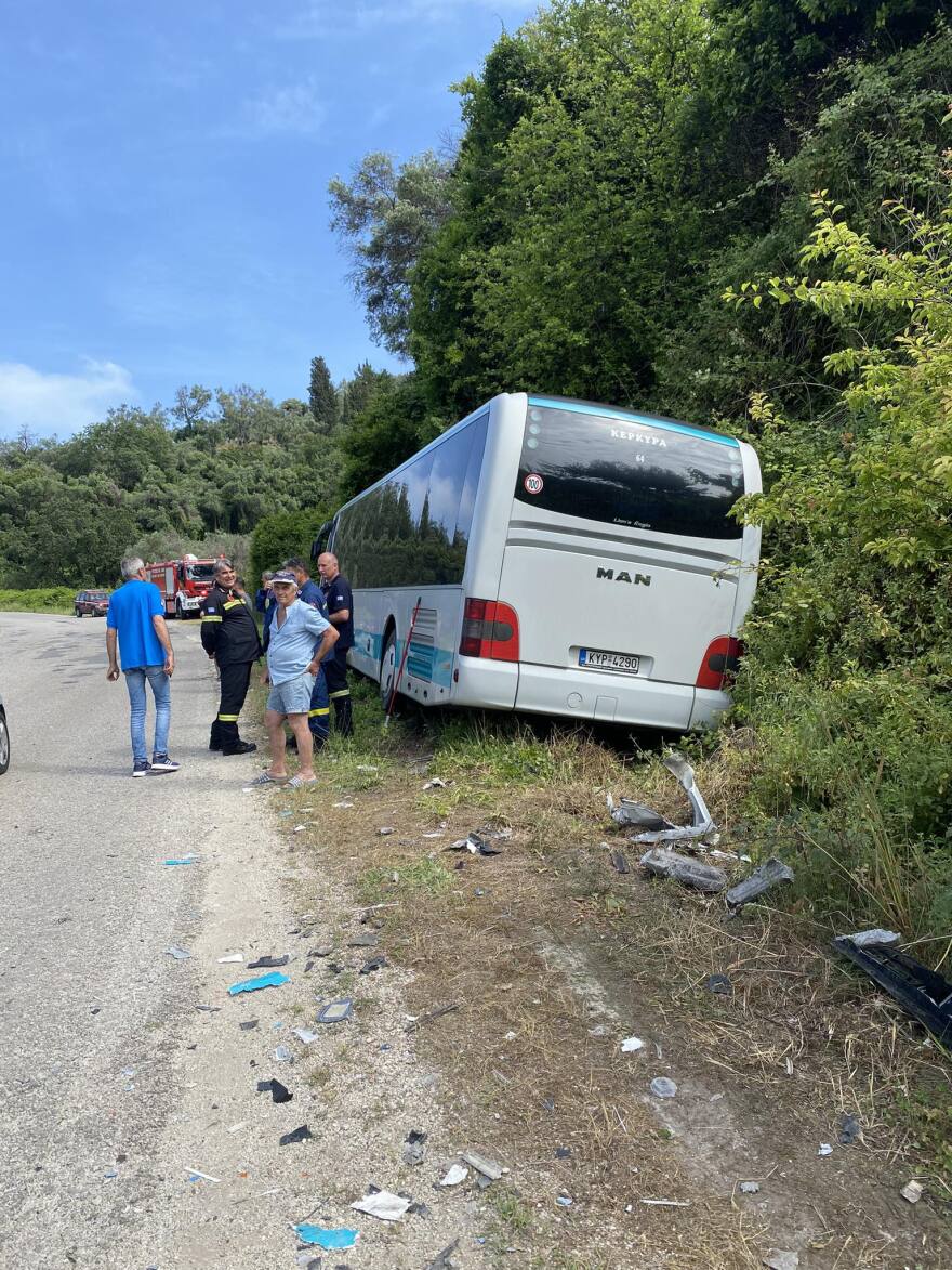 Κέρκυρα: Σοβαρό τροχαίο με σύγκρουση Ι.Χ. και λεωφορείου ΚΤΕΛ - Πέντε τραυματίες (βίντεο και φωτογραφίες)