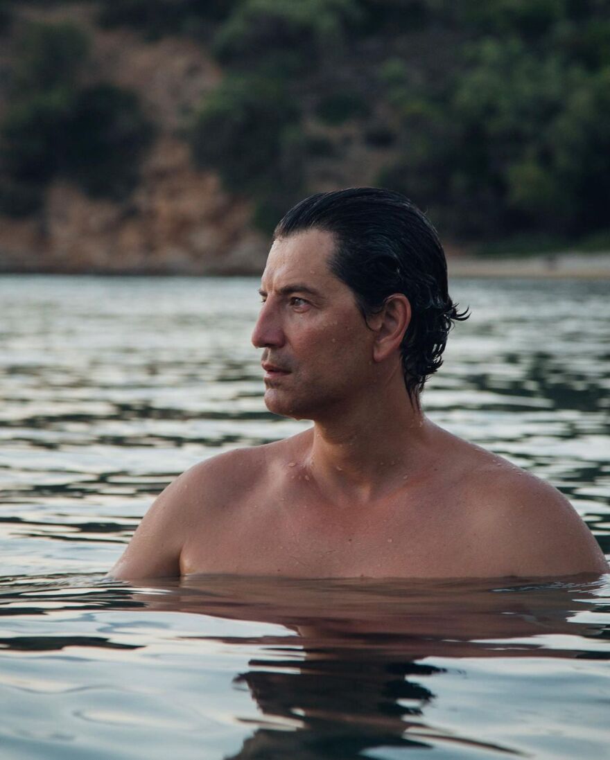 Σάκης Ρουβάς: Έπιασε την τσάπα και έστειλε το δικό του μήνυμα για την προστασία του περιβάλλοντος