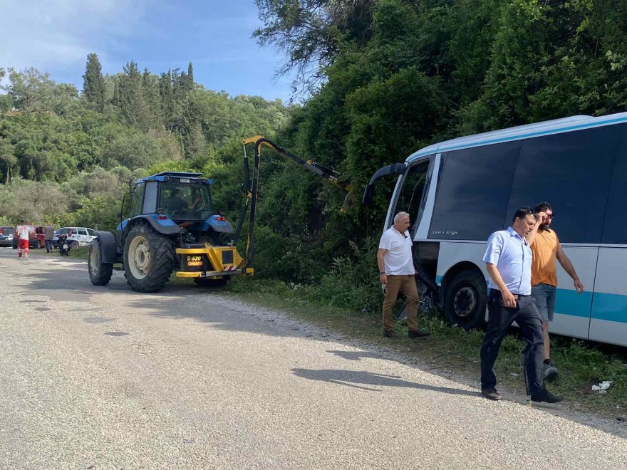 Κέρκυρα: Σοβαρό τροχαίο με σύγκρουση Ι.Χ. και λεωφορείου ΚΤΕΛ - Πέντε τραυματίες (βίντεο και φωτογραφίες)