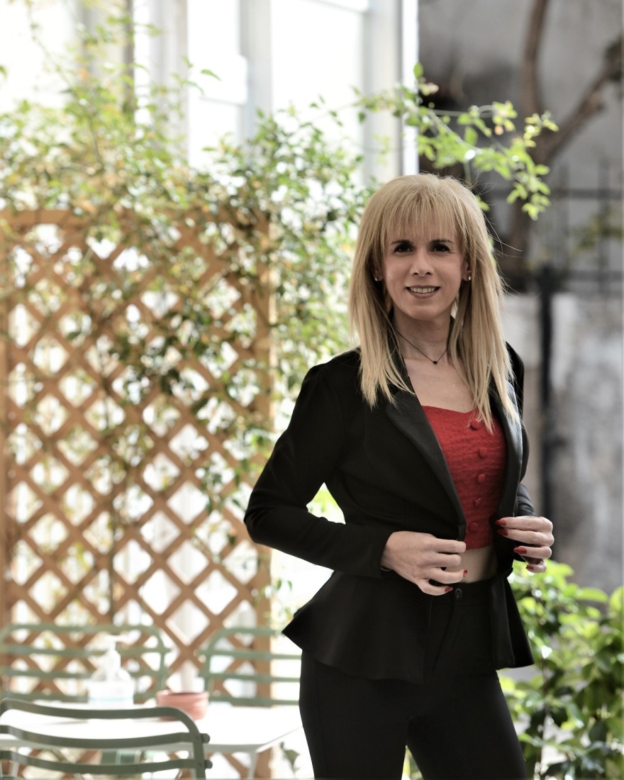 Ποια είναι η πρώτη τρανς εκπαιδευτικός στην Ελλάδα που μετέχει στη νέα διαφήμιση του Pantene