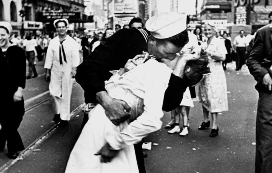 Αστρολόγος αποκαλύπτει ποιο ζώδιο δίνει το καλύτερο φιλί