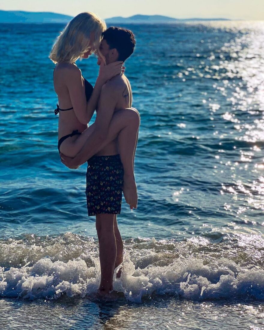 Καίτη Γκραμμά: Φωτογραφίζεται με τον σύντροφό της