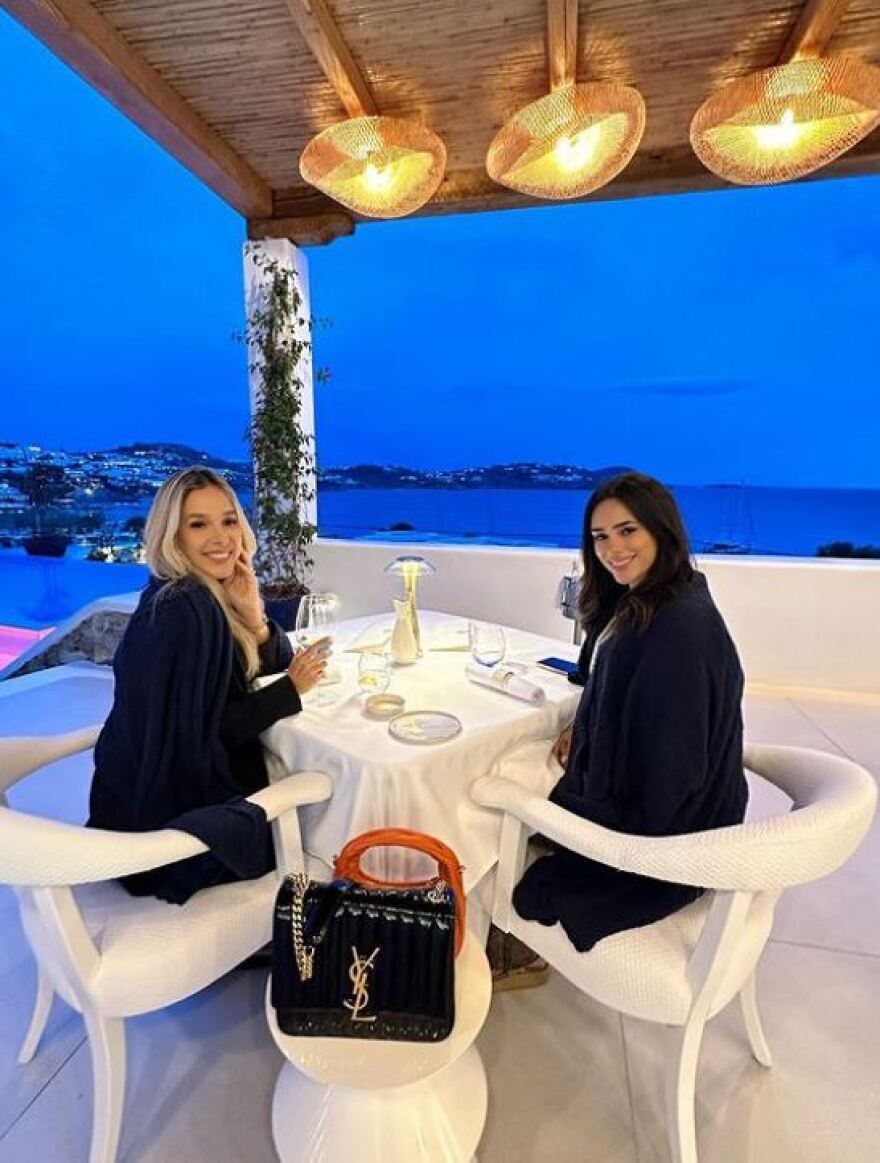 Μπρούνα Μπιανκάρντι: Διακοπές στη Μύκονο για την έγκυο σύντροφο του Νεϊμάρ 