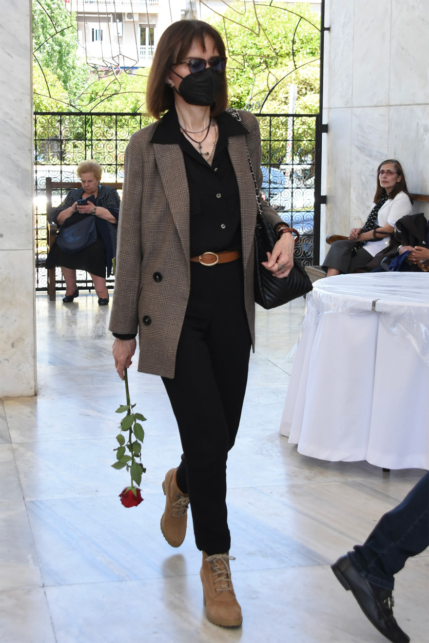 Νόνικα Γαληνέα: Συντετριμμένες οι κόρες της στην κηδεία της - Ποιοι έδωσαν το «παρών»